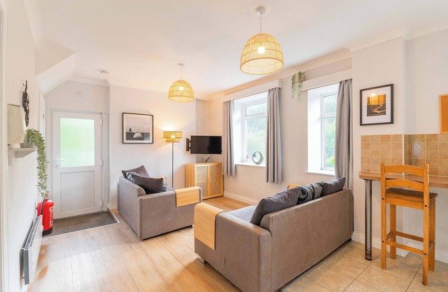 Afan Valley Escapes, The Nook, 2 Bedroom Apartment, Sleeps 5