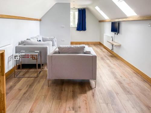 The Oaks - Uk33998