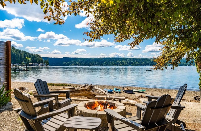 The Painted Tide w/ Hot tub, Kayaks, & Firepit