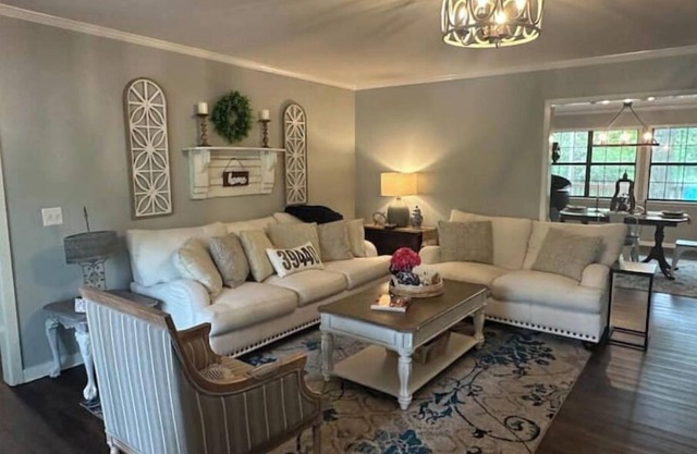 NEW LISTING! The Parker House-Stylish 3 Bedroom 2.5 miles to Downtown Laurel