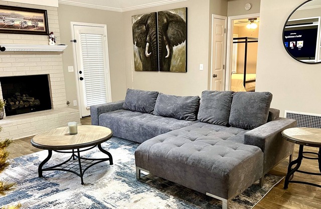 The Pavilion - Cozy 3BR w/ Two Car Garage In Great Neighborhood