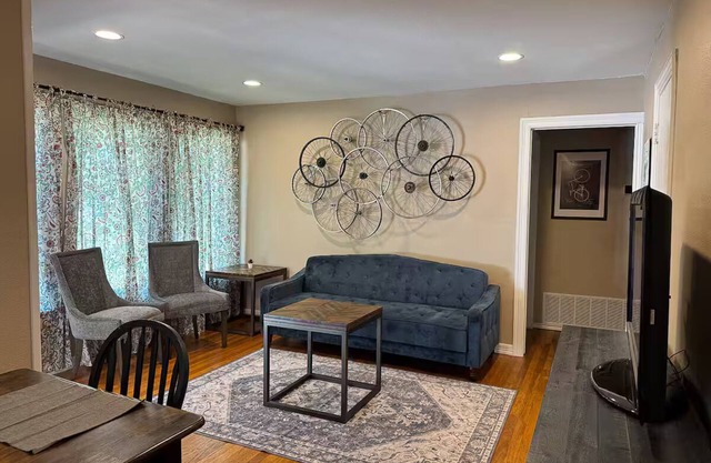 The Pedal Pad - 3 BED / 1 BATH @ central location