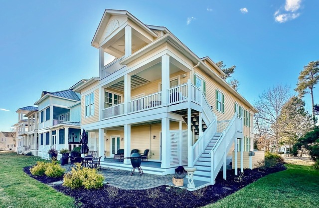 The Peninsula house w/ indoor/outdoor pools, on-site golf & tennis/pickleball
