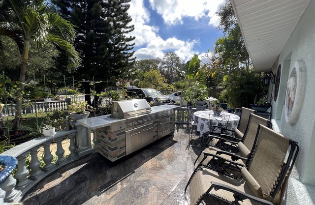The Perfect getaway Home! Luxurious outdoor grill! In the Heart of Ozona!!