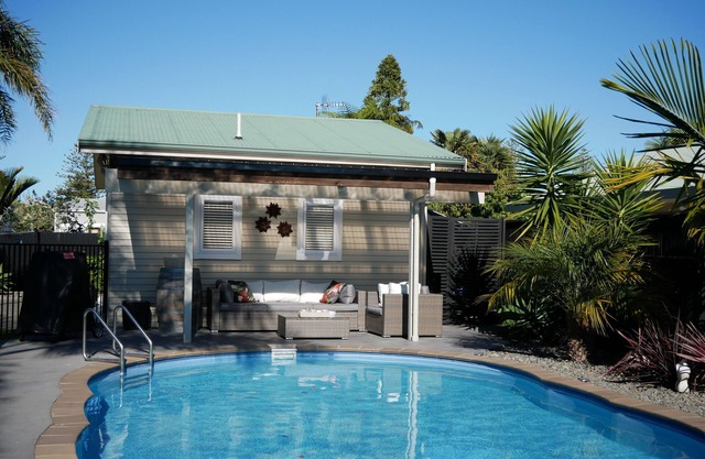 The Pool House Bed & Breakfast - Near Marine Parade Napier