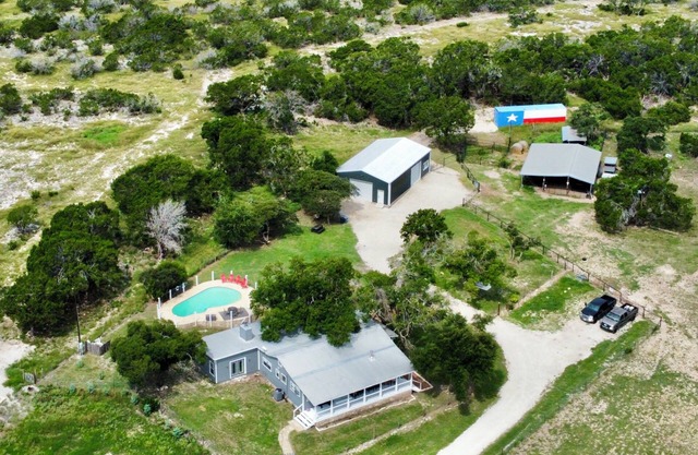 The Yella Dilly Ranch, Sleeps 20! Peaceful Oasis, Pool, Jacuzzi, Events!