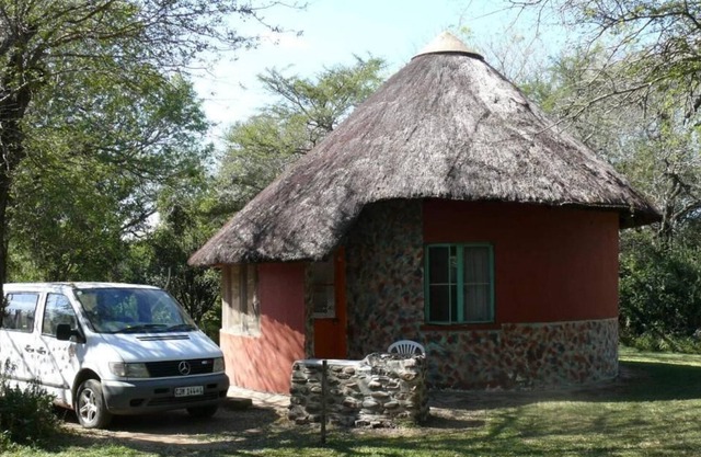 El renovado rondawel junto al río Kruger Park Type con cocina y TV satelital