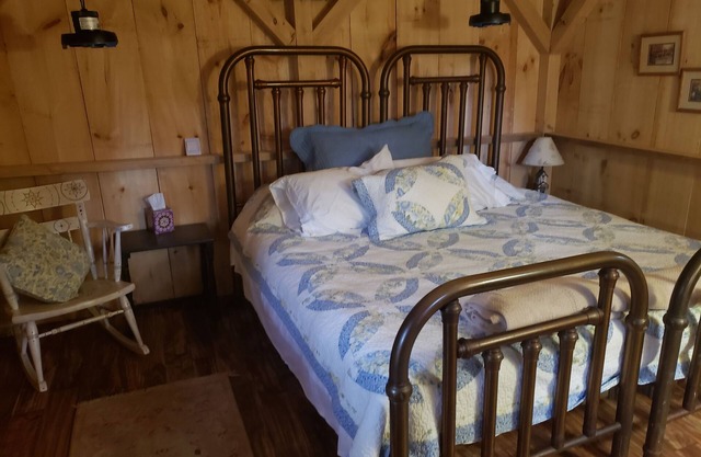 12 x 12 cabaña rústica en 52 acres granja B&B