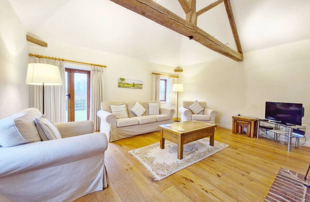 Granero convertido establece en el hermoso campo de West Sussex.