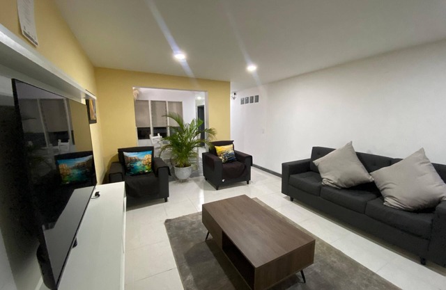 LA CASA AMARILLA SEGURA Y TRANQUILA