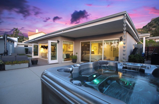 The Skyline: HOT TUB / Views / Firepit / Chic 3BR