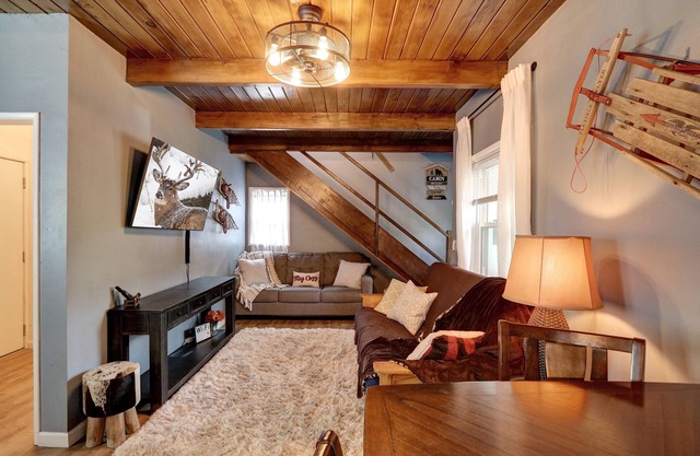 The Summit at Sherwood ~ Dog-friendly cabin with fenced yard, patio, grill, & furnished deck
