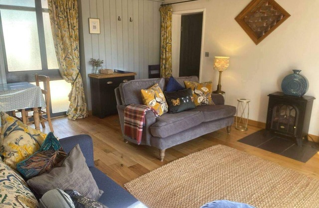 The Tack Room Cottage - Sleeps 3, Garden & Parking