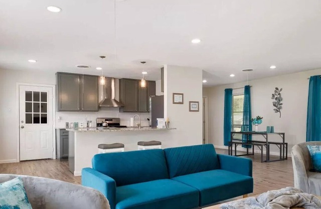 The Teal Retreat/15 mins to downtown/Near Addison