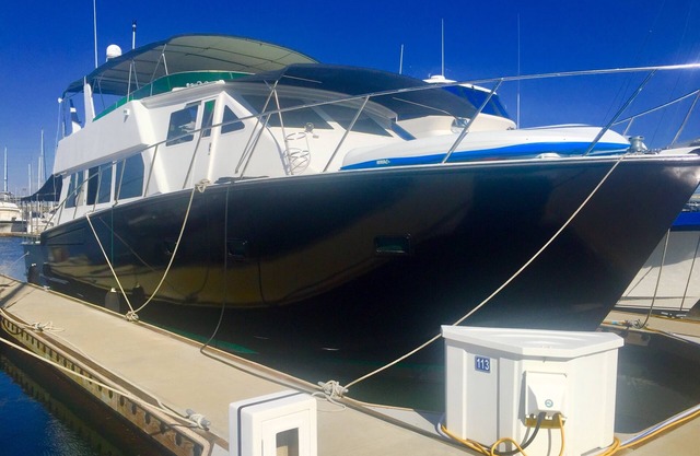 The West Star Yacht Staycation en el agua