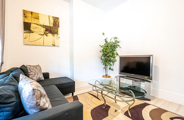 The Woodbine Beach House✔450yds from Beach ✔2BDRCondo✔Parking✔Garden