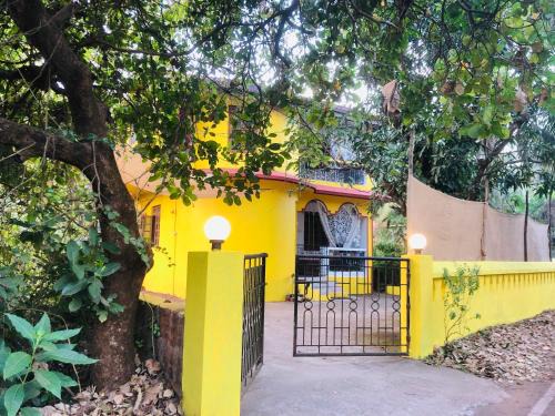 The YelloMello HomeStay 1BHK fast Wi-Fi AC Pet-Friendly