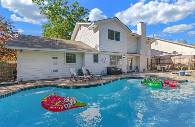 theOAKloft-Heated Pool / HotTub- Games - Bring Fido- Memorable Experience