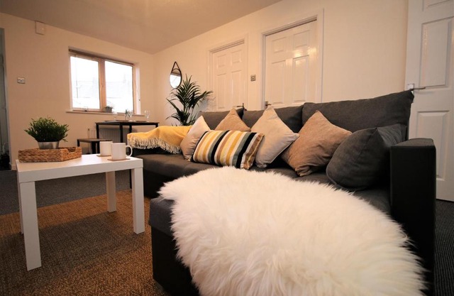 Thesiger Court Apartments - Free Private Parking - by Property Promise