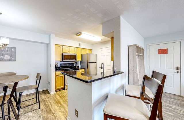 Third-floor condo with balcony, pool, gym & central AC - 1/2 mile to the beach