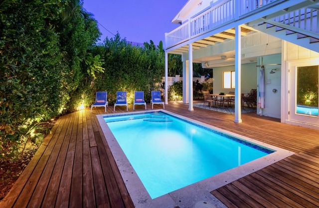 Thirsty Mermaid - Large 4/3 Pool Home