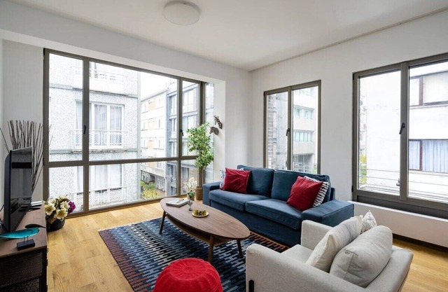 Special modern 2BD/1Bath pied a terre! #117