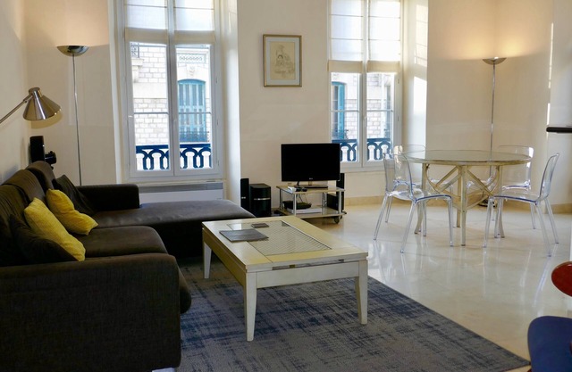 Este amplio y luminoso apartamento está situado en el corazón de la ciudad.