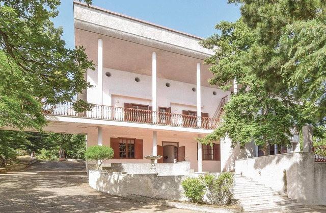 Alojamiento de 9 habitaciones en Corigliano Rossano