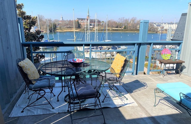Este condominio de Eastport tiene una gran terraza con impresionantes vistas de Spa Creek y el centro de Annapolis. Disfruta de la piscina comunitaria y de estar a poca distancia de todos los maravillosos restaurantes del centro y Eastport