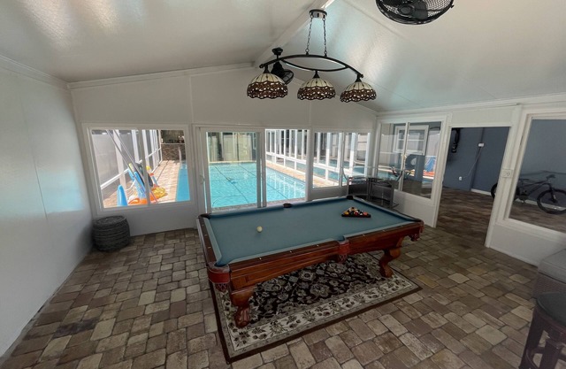 This place has swimming pool with water heater