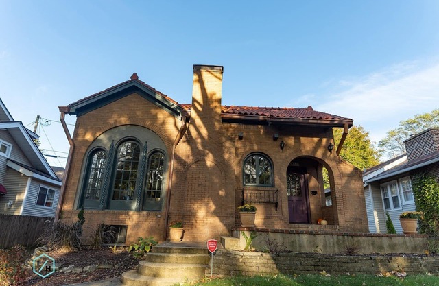 Esta casa de estilo español se encuentra en el histórico barrio de Edgewater.