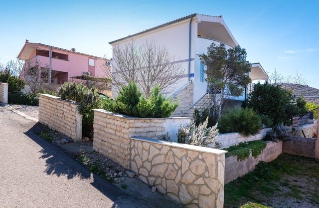 Apartamento de tres habitaciones con terraza y vista al mar Rovanjska, Paklenica (A-22989-a)
