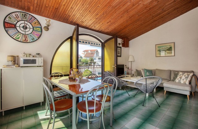 Apartamento de tres habitaciones con balcón y vista al mar Stupin Celine, Rogoznica (A-4264-a)