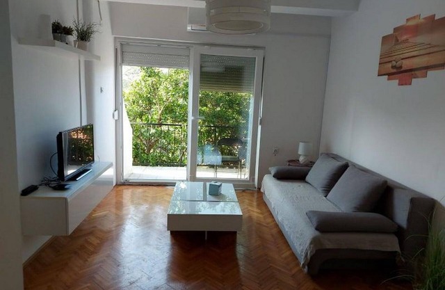 Apartamento de tres habitaciones con balcón y vista al mar Necujam, Solta (A-13884-b)