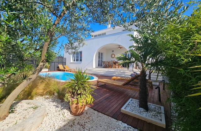 Apartamento de tres habitaciones con una terraza Arbanija, Ciovo (A-11789-c)