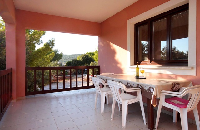 Apartamento de tres habitaciones con terraza y vista al mar Zavalatica, Korcula (A-4458-a)