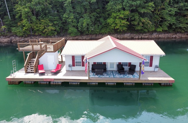 Three Bedroom FLOATING Home @Froggies/ Whitman Hollow Marina.