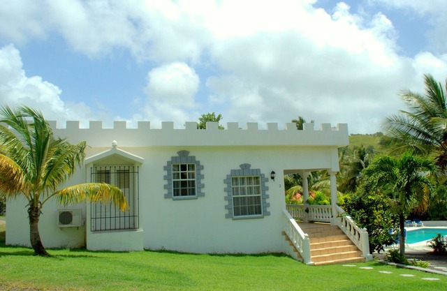 villa de tres dormitorios con piscina en el jardín, a 5 minutos de la playa