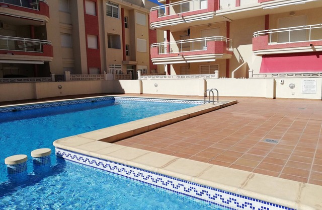 Tres dormitorios, garaje, piscina y gran terraza con toldos!