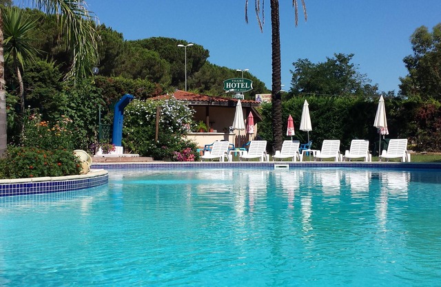 VILLA DE TRES NIVELES en parque privado