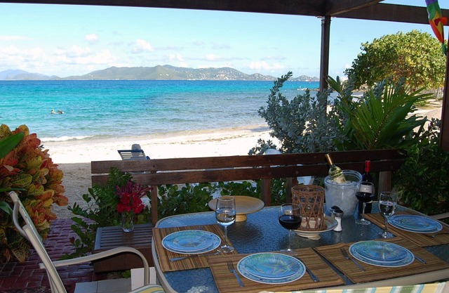 "TRES PALMAS" ~ Directamente en la playa, remodelado, patio privado, piscina, tranquilo y limpio