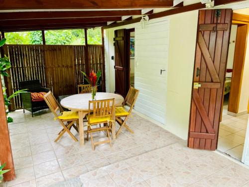 Ti kaz houelmont studio vue jardin, proche plage de Rivière-Sens