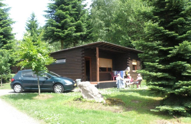 Idóneo chalet de madera amueblado, situado cerca del bosque