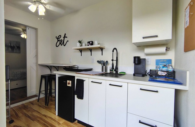 NEW Tiny Studio with Kitchen. 25 min to theme parks.