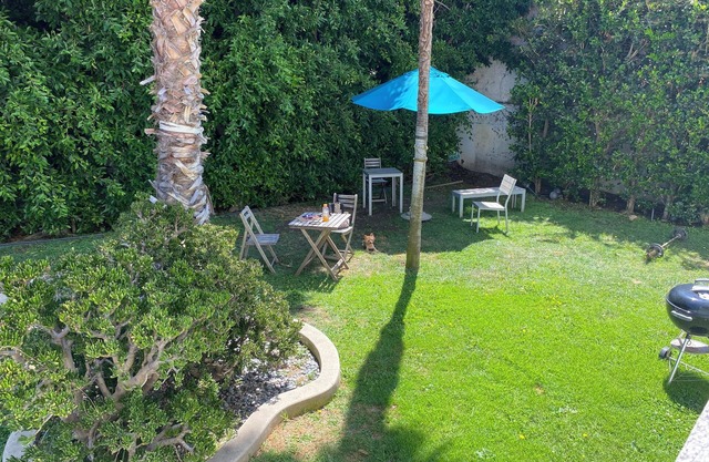 Tiny Hollywood Oasis w/ private backyard in trendy, Los Feliz. Pet-friendly!