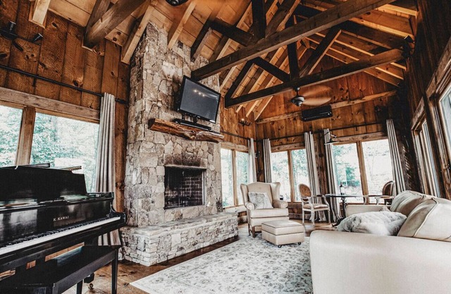 Luxe Mtn Retreat – 3 King Suites, River Access, Hot Tub