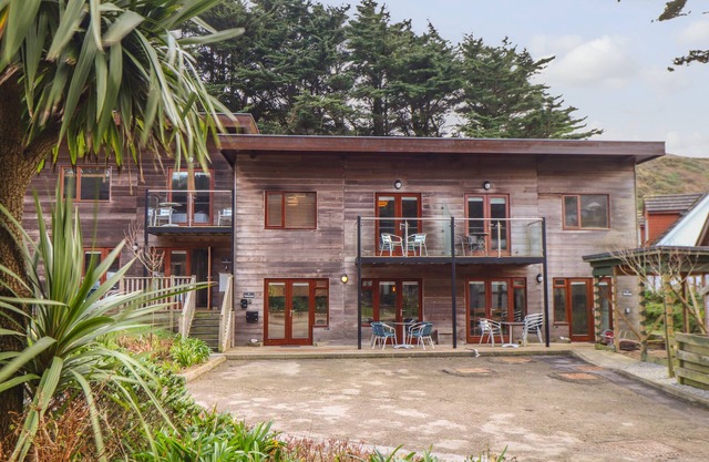 TOLCARNE, pet friendly, country holiday cottage in Porthtowan