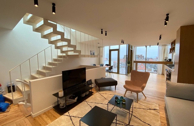 Dúplex nuevo en el último piso con impresionantes vistas en el moderno distrito