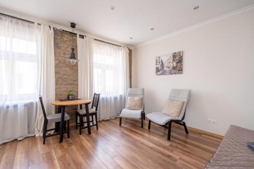 Top-Floor Studio with Courtyard View in UNESCO Area, Murnieku street Residence
