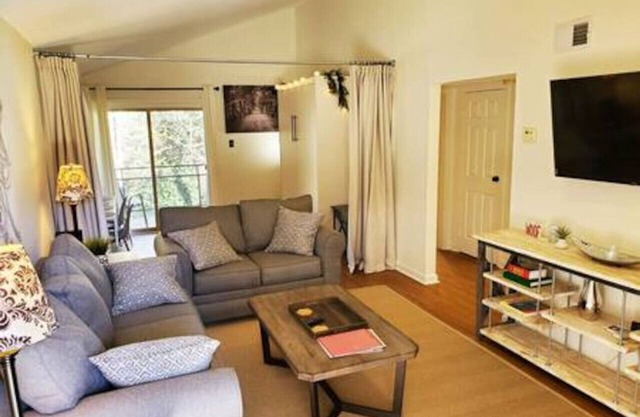 Top-floor w/ view, Walk to Sanford Stadium